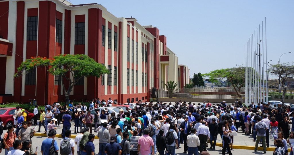 Edificio central de la Universidad Nacional de Ingeniería con participantes en el Encuentro Científico Internacional